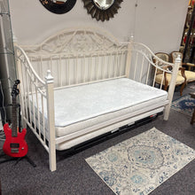 Load image into Gallery viewer, Day / Trundle Bed (51x41x82)
