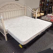 Load image into Gallery viewer, Day / Trundle Bed (51x41x82)
