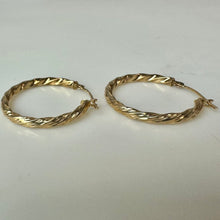 Load image into Gallery viewer, 14K Gold Twisted Hoop 1" Earrings (1.0g)
