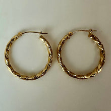 Load image into Gallery viewer, 14K Gold Twisted Hoop 1" Earrings (1.0g)
