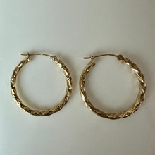 Load image into Gallery viewer, 14K Gold Twisted Hoop 1" Earrings (1.0g)
