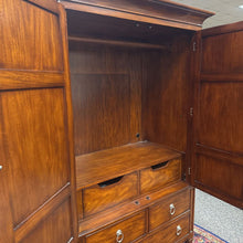 Load image into Gallery viewer, Armoire (29x45x25)

