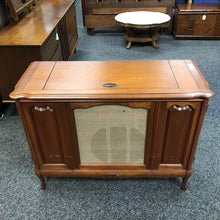 Load image into Gallery viewer, RCA Victor Console Radio ()32x43x17
