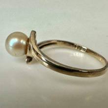 Load image into Gallery viewer, 10K Gold Pearl Vintage Ring sz 6 (1.4g)

