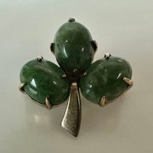 Load image into Gallery viewer, Vintage WRE Gold Filled Green Jade Clover Brooch Pin (0.75")
