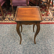 Load image into Gallery viewer, Ethan Allen Lamp Table (25x14x14)
