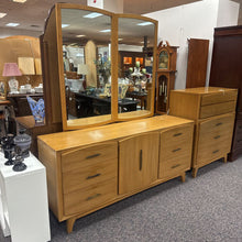 Load image into Gallery viewer, Kroehler MCM Dresser w/Dual Mirrors 9 Drawer (77x68x19))
