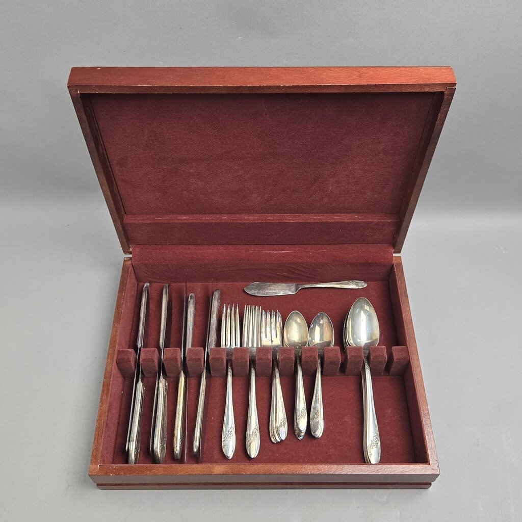 Oneida Silverplate Flatware Set - Queen Bess II (47pc) – Main
