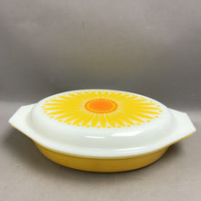 Load image into Gallery viewer, Vintage Pyrex Daisy Sunflower 1.5 qt Divided Casserole Dish w/ Lid
