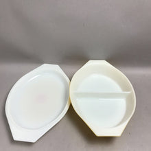 Load image into Gallery viewer, Vintage Pyrex Daisy Sunflower 1.5 qt Divided Casserole Dish w/ Lid
