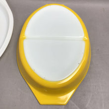 Load image into Gallery viewer, Vintage Pyrex Daisy Sunflower 1.5 qt Divided Casserole Dish w/ Lid
