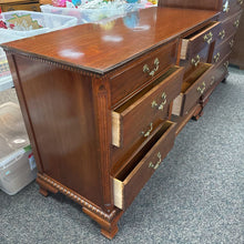 Load image into Gallery viewer, Drexel Dresser 8 Drawer (38x52x22)
