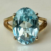 Load image into Gallery viewer, 10K Gold Blue Topaz Ring sz 6 (4.2g)
