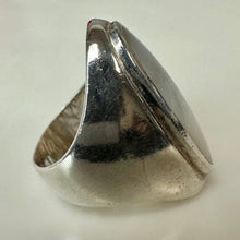 Load image into Gallery viewer, Vintage Sterling Mother of Pearl Oval RIng sz 7
