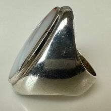 Load image into Gallery viewer, Vintage Sterling Mother of Pearl Oval RIng sz 7
