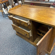 Load image into Gallery viewer, Oak Sideboard (33x44x19)
