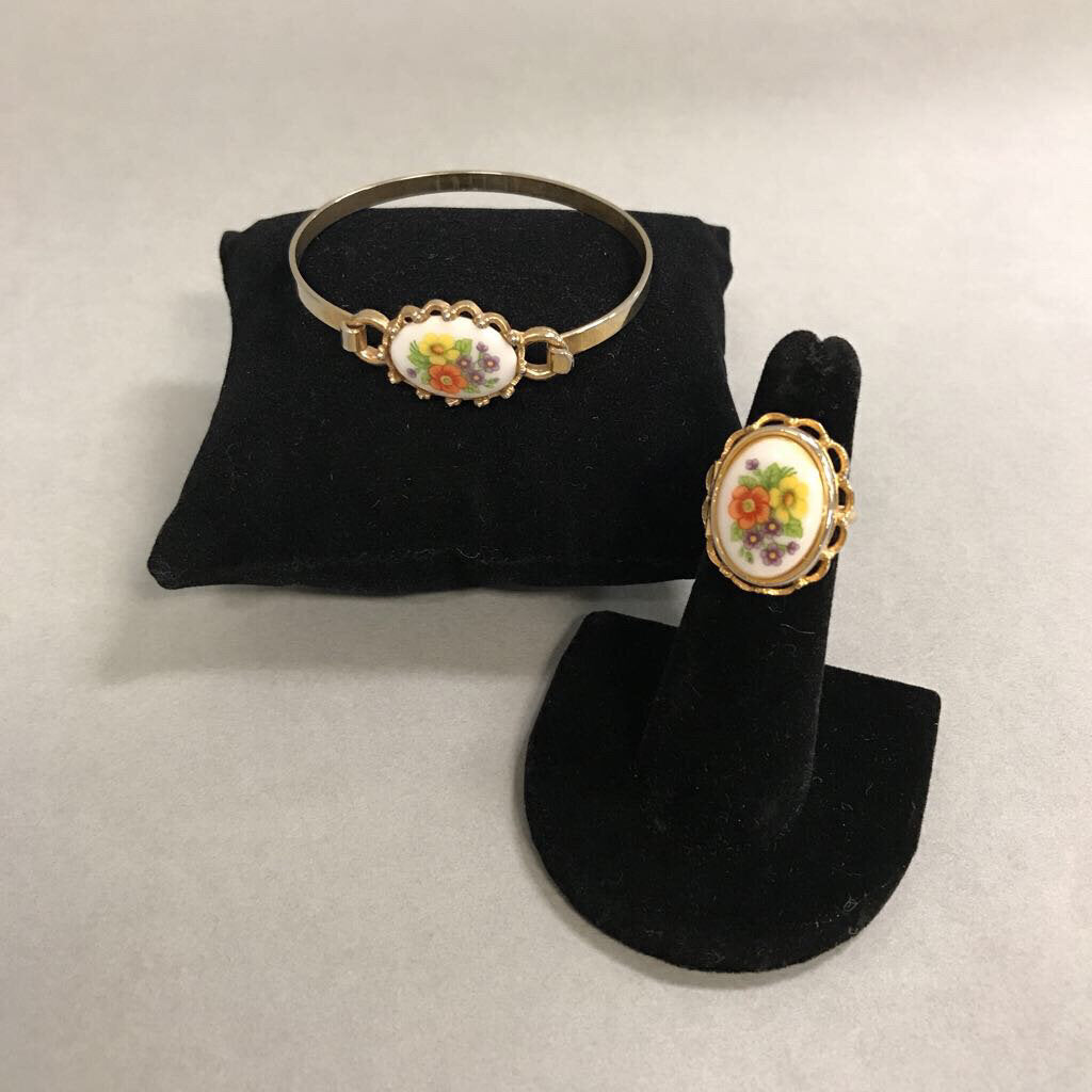 Avon Goldtone Floral Cabochon Bracelet & Ring Set