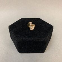 Load image into Gallery viewer, 10K Gold CZ Ring sz 3.5 (5.2g)
