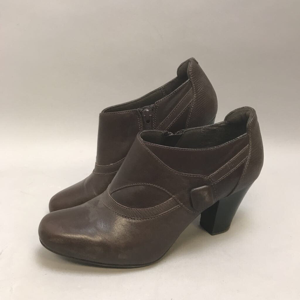 Clarks Brown Ankle Boots (Size 7.5)