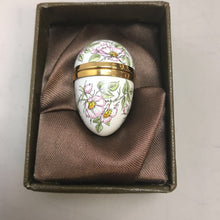 Load image into Gallery viewer, Vintage Crummles &amp; Co Mini Enameled Egg Box (1.5&quot;)
