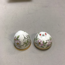 Load image into Gallery viewer, Vintage Crummles &amp; Co Mini Enameled Egg Box (1.5&quot;)
