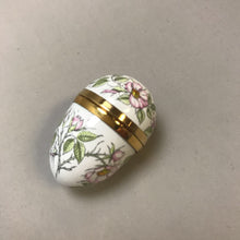 Load image into Gallery viewer, Vintage Crummles &amp; Co Mini Enameled Egg Box (1.5&quot;)
