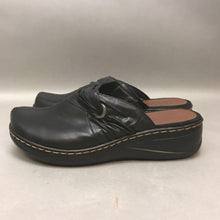 Load image into Gallery viewer, Bare Traps Black Leather Clogs sz 11
