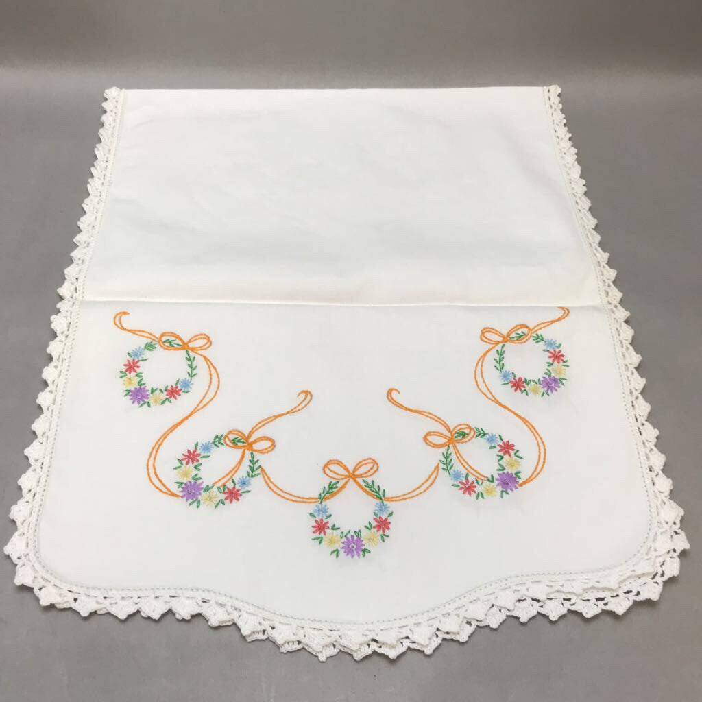 Vintage Embroidered Spring Wreaths Table Runner (40x17)