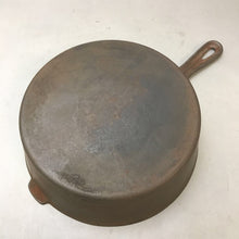 Load image into Gallery viewer, Vintage #8 Cast Iron Chicken Fryer Pan (3x10)
