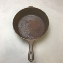 Load image into Gallery viewer, Vintage #8 Cast Iron Chicken Fryer Pan (3x10)
