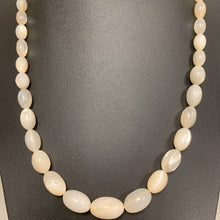 Load image into Gallery viewer, Mother of Pearl Graduated Bead Necklace (19&quot;)
