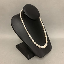 Load image into Gallery viewer, Mother of Pearl Graduated Bead Necklace (19&quot;)
