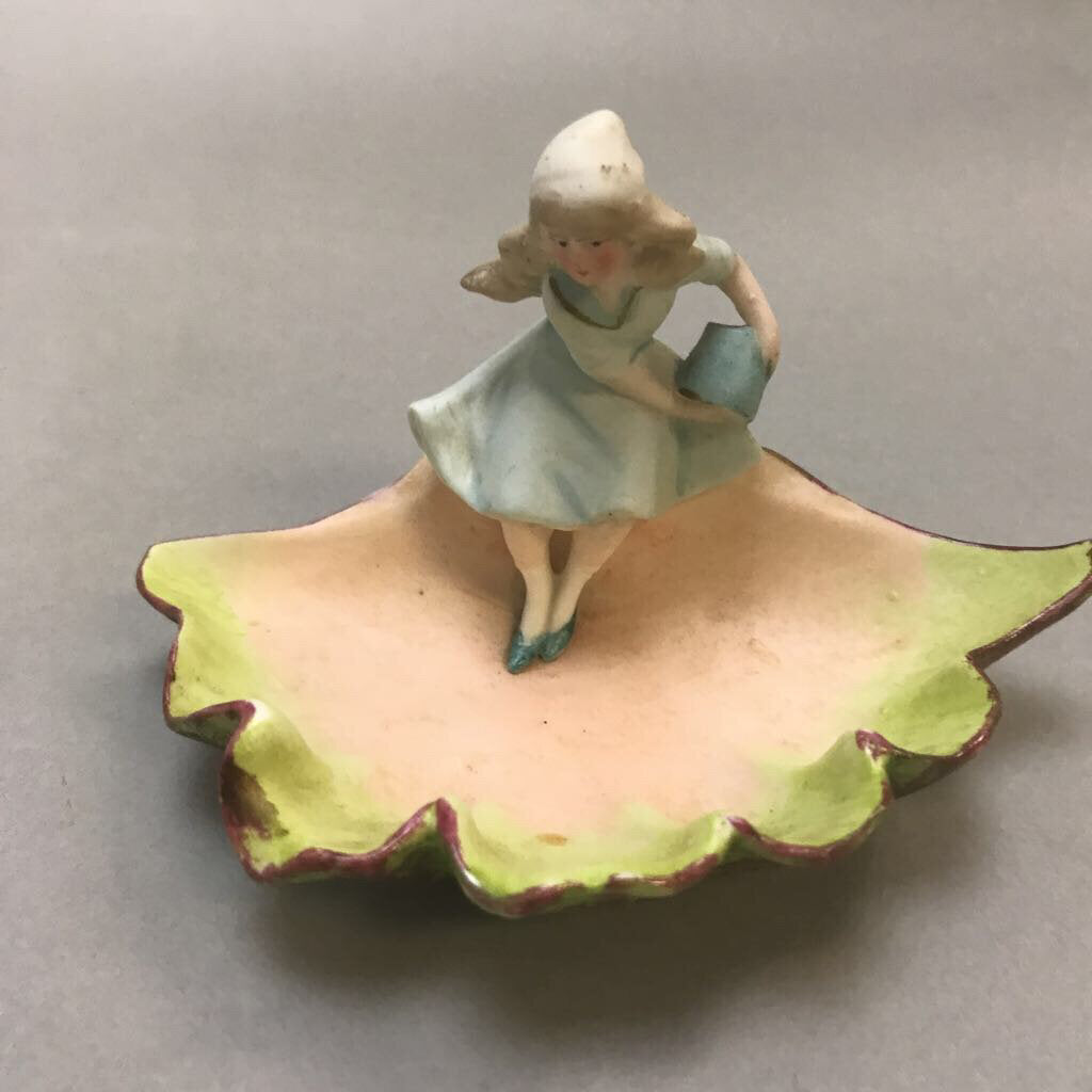 Vintage Bisque Dutch Girl Shell Ashtray (3x4)