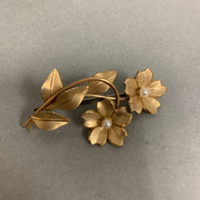 Load image into Gallery viewer, Vintage Krementz Goldtone Cultured Pearl Flowers Brooch Pin (2&quot;)
