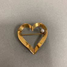 Load image into Gallery viewer, Vintage Krementz Goldtone Cultured Pearl Heart Brooch Pin (1.25&quot;)
