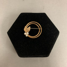 Load image into Gallery viewer, Vintage Krementz Goldtone Cultured Pearl Circle Brooch Pin (1.5&quot;)
