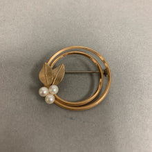 Load image into Gallery viewer, Vintage Krementz Goldtone Cultured Pearl Circle Brooch Pin (1.5&quot;)
