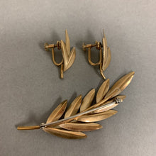 Load image into Gallery viewer, Vintage Krementz Goldtone Leaf Brooch Pin (3&quot;) &amp; Screw Earrings Set
