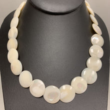 Load image into Gallery viewer, Vintage Mother of Pearl Overlapping Flat Bead Necklace (17&quot;)
