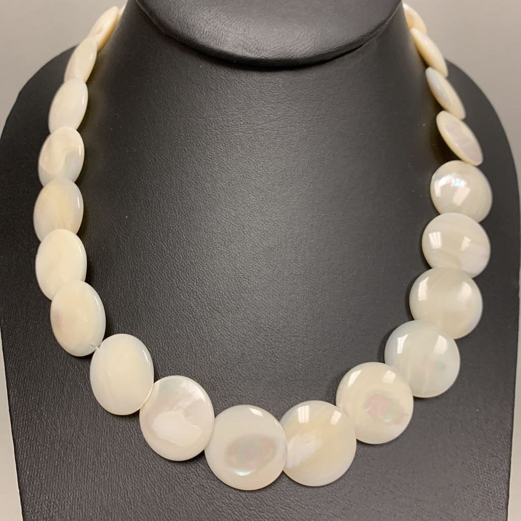 Vintage 1940's Mother store of Pearl Cream White Graduated Swirl Bead Necklace 17.5